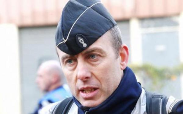 فرنسا .. وفاة ضابط الدرك الذي بادل نفسه مع رهينة خلال الهجوم الذي نفذه مغربي