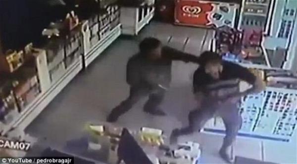 بالفيديو: شرطيان يطلقان النار على بعضهما بعدما ظن أحدهما الآخر لصاً