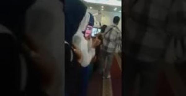 بالفيديو.. عريس عربي يتزوج فتاتين ويقيم لهما حفل زفاف واحد
