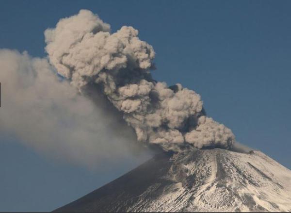 لحظة تحبس الانفاس لثوران بركان في المكسيك وإطلاقه أعمدة دخان(فيديو)