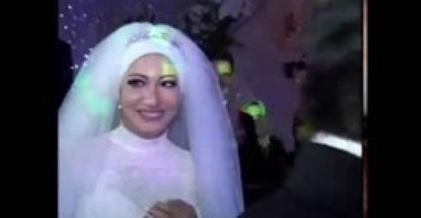 بالفيديو.. عروس مصرية تصاب بالصدمة من العريس في حفل الزفاف