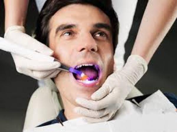 بحريني يتلقى اتصالا لإجراء تقويم لأسنانه بعد 15 عاما من طلب الموعد