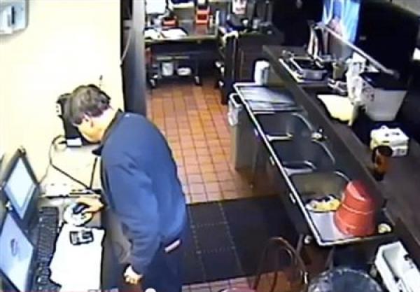 بالفيديو ... لقطة صادمة ومقززة لمدير مطعم "بيتزا هوت" تتسبب في إغلاق المطعم