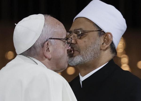 قبلة مثيرة للجدل بين البابا وشيخ الأزهر تشعل مواقع التواصل (صور)