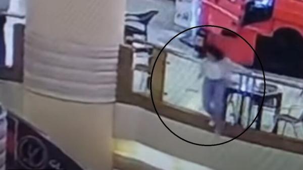 فيديو صادم...انتحار طالبة بكلية الطب وسط أكبر مركز تجاري بالعاصمة المصرية