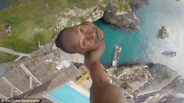 بالفيديو : «جامايكي» يخاطر بحياته من أجل «سيلفي»