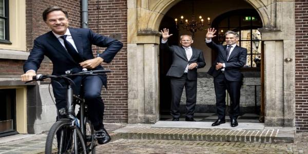 بعد 14 عاما..رئيس وزراء هولندا يسلم السلطة لخلفه و يغادر منصبه على متن دراجة (فيديو)