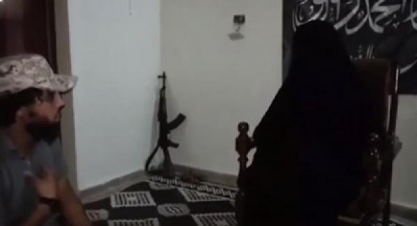 بالفيديو.. عناصر من تنظيم داعش يغتصبون زوجة مقاتل بـالنصرة في سوريا