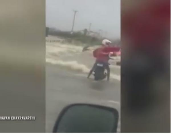 بالفيديو: سلسلة بشرية لإنقاذ رجل من الطوفان