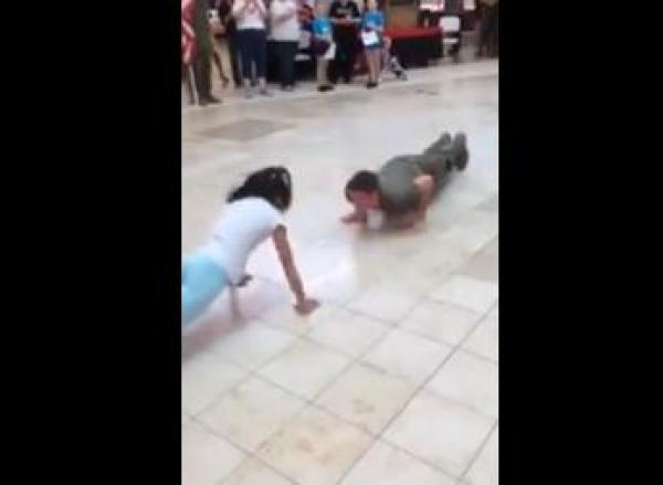 بالفيديو: فتاة تهزم جندياً أمريكياً في "البوش آب"