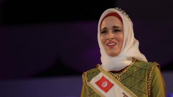 تونسية تفوز بلقب "ملكة جمال العالم الإسلامي" بأندونيسيا