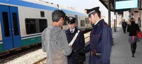 شاب مغربي يثير الرعب داخل قطار بايطاليا و هذا ما وقع .. !!