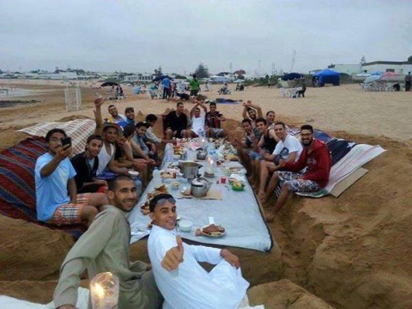 ابتكار "مائدة إفطار " فوق رمال الشاطئ  تثير إعجاب رواد الفيسبوك