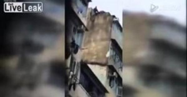بالفيديو.. إنقاذ منتحرة لحظة قفزها من أعلى مبنى بـ «الصين»