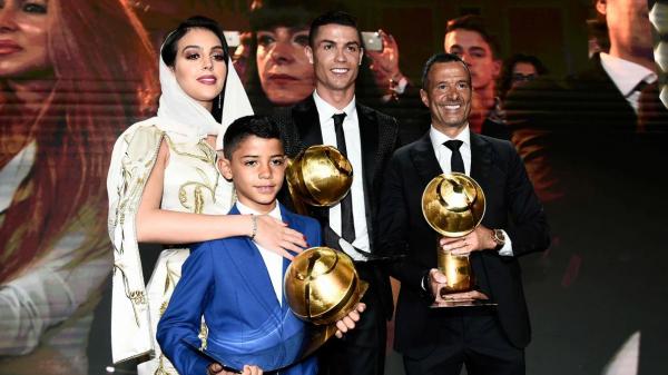 رونالدو يتوج بجائزة أفضل لاعب في العالم بدبي وصديقته تتألق بقفطان مغربي..تعرف على مصممته والماكيورة (صور)