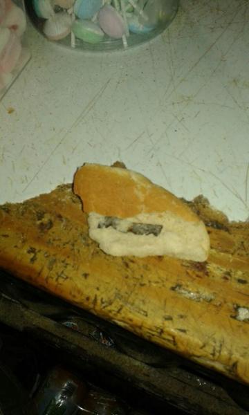 العثور على شفرة للحلاقة داخل قطعة خبز بأحد المطاعم بمرتيل
