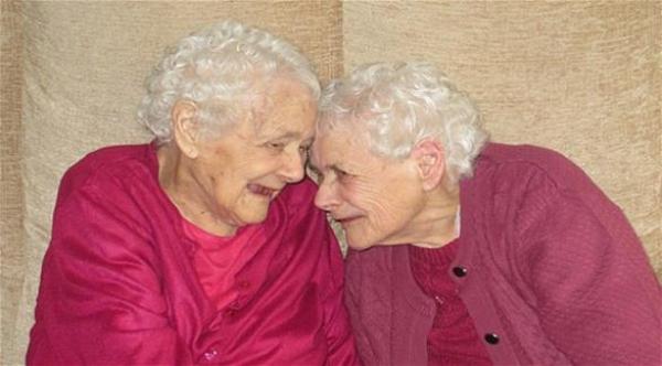 وفاة أكبر شقيقتين توأم في العالم عن عمر 103 أعوام