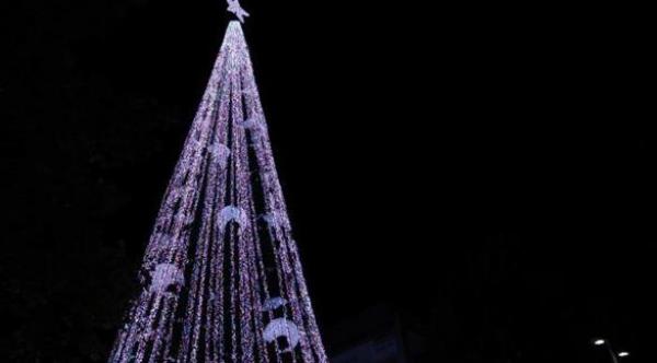 أسترالي يحطم الرقم القياسي لأضواء شجرة الميلاد