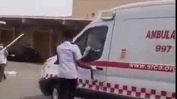 مريض يسرق سيارة إسعاف من مستشفى سعودي(فيديو)