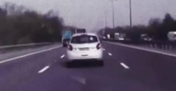 بالفيديو .. شاهد كيف أنقذ شرطي امرأة فقدت الوعى أثناء قيادة سيارة