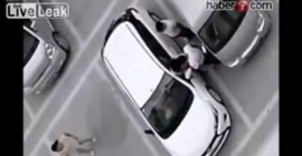 بالفيديو.. شاهد ماذا فعل رجلان في امرأة ركنت سيارتها بطريقة خاطئة