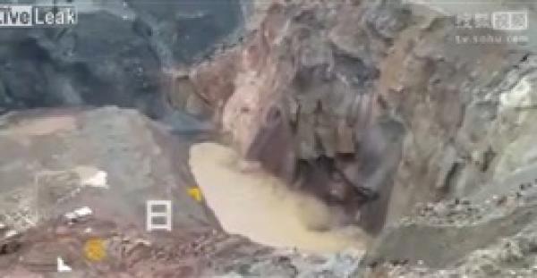 انهيار صخري يتسبب في موجة عملاقة ببحيرة (فيديو)