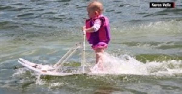 بالفيديو.. لقطات مذهلة لرضيعة عمرها 6 أشهر تتزلج على الماء