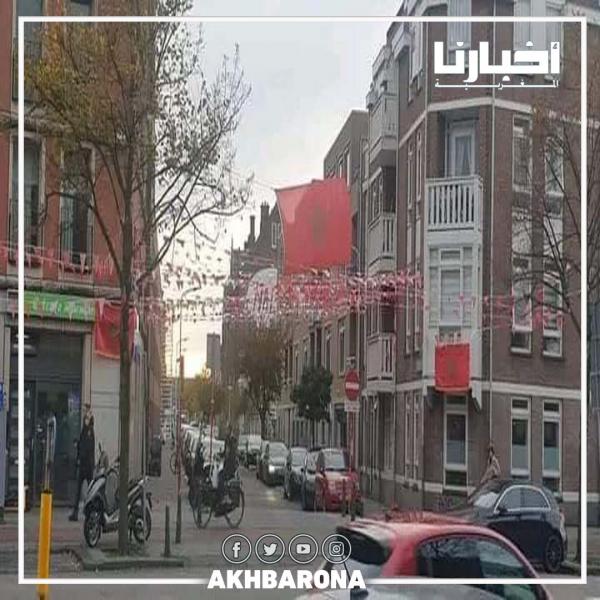الجالية المغربية بهولندا ترفع الأعلام المغربية تشجيعا للمنتخب الوطني