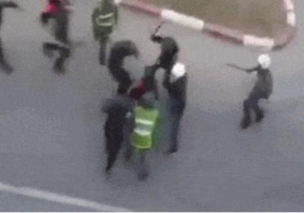 بالفيديو : تدخل عنيف ضد أحد مشجعي اتحاد طنجة أدى الى اغمائه 