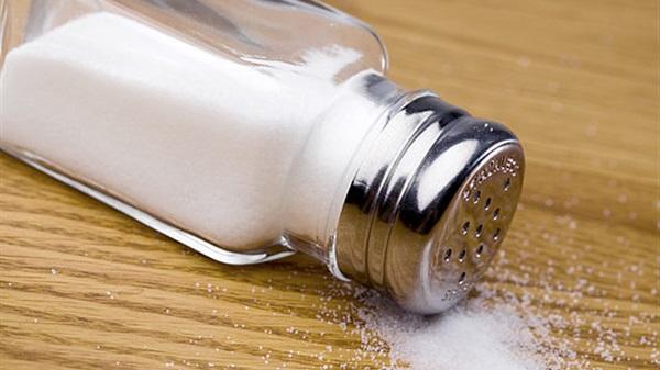 دراسة تحذر: الإفراط في تقليل الملح بالطعام له أضرار صحية أيضاً