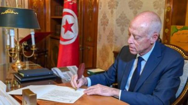 الرئيس التونسي يمدد حالة الطوارئ لمدة شهر