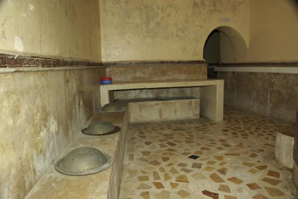 "صيادة" نساء الحمامات العرايا تقع في قبضة الأمن بأكادير وهذا ما تم حجزه لديها
