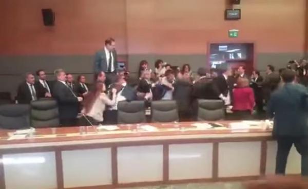 بالفيديو: عراك بالأيدي بين نواب البرلمان التركي