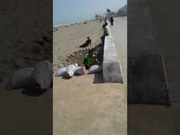 فضيحة بالفيديو: سرقة الرمال البحرية في واضحة النهار من شاطئ بمدينة تطوان