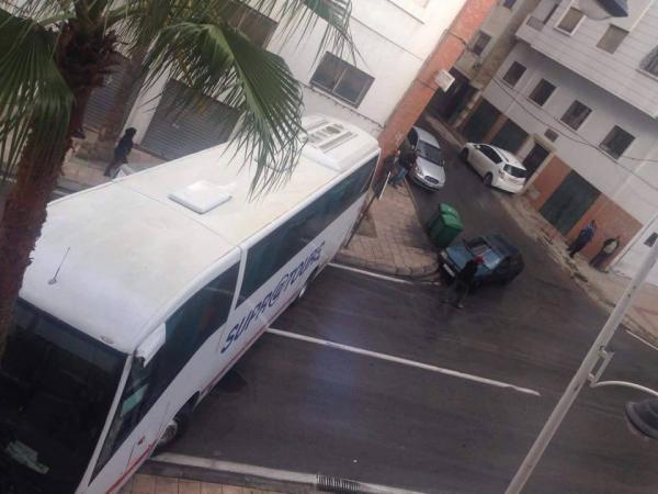 خسائر مادية في تصادم حافلة سوبراتور بنخلة وسط مدينة تطوان