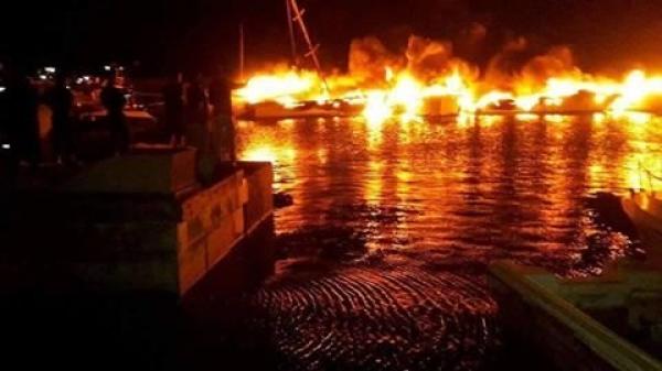 بالفيديو: حريق هائل يلتهم يخوتاً فاخرة في ميناء جزائري