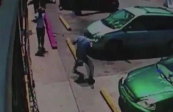 بالفيديو: أمريكي يتبادل إطلاق النار مع عصابة أثناء مكالمة على هاتفه