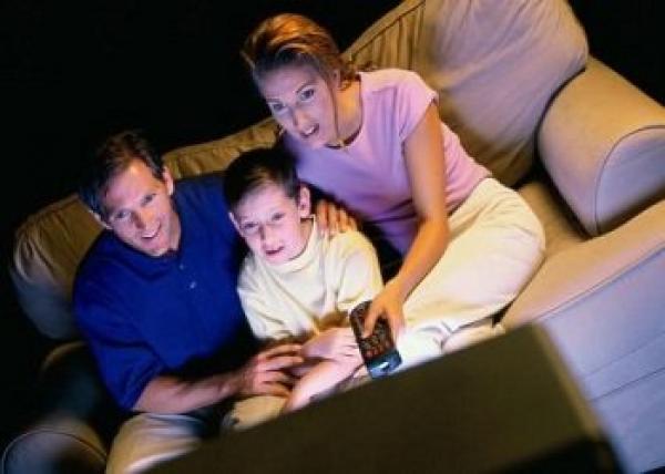 لا تسمح لطفلك بمشاهدة التلفاز قبل النوم مباشرةً!