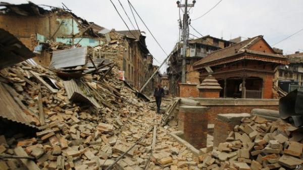 هزات ارتدادية تزرع الذعر في نيبال وعروض للمساعدة من كل أنحاء العالم