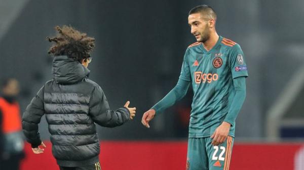 زياش يلتقي الطفل ياسين بعد واقعة الخداع الشهيرة بملعب ليل (فيديو)