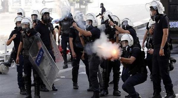 الشرطة التركية تطلق قنابل الغاز على محتجين في عيد العمال