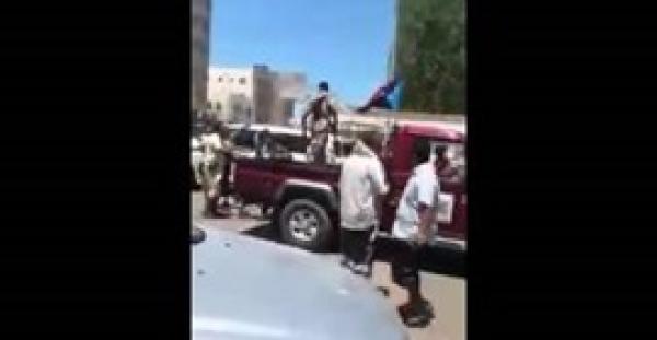 بالفيديو.. لحظة اختطاف مسلحين رجل أعمال يمني في وضح النهار