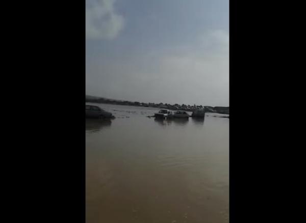 سيارات عائمة بشاطئ نواحي الجديدة بعد موجة مد مفاجئة "فيديو"