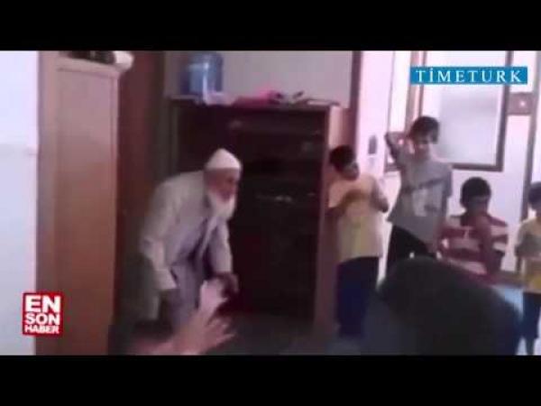 هذا ما فعله امام جامع لتحبيب الأطفال في المسجد (فيديو)