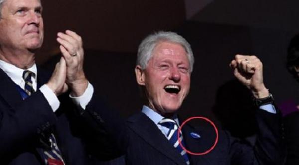 بالصور: بيل كلينتون يتقلد دبوساً يحمل اسم "هيلاري" بالعبرية