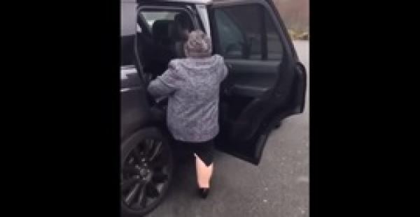 معاناة امرأة قصيرة في ركوب سيارة ابنتها (فيديو)