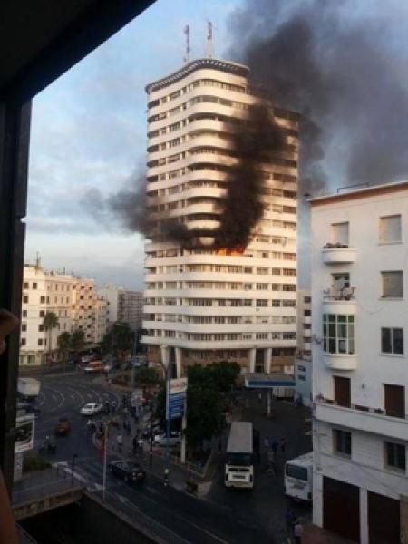 الدار البيضاء : اندلاع حريق ضخم في العمارة 17