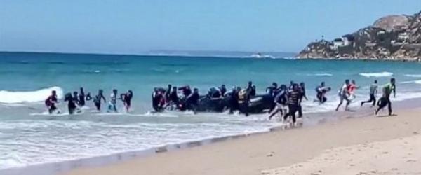 فيديو مثير: وصول مهاجرين إلى منتجع إسباني واختلاطهم بالمصطافين على الشاطئ