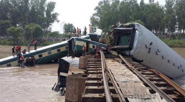باكستان: سقوط قطار على متنه 300 شخص في النهر