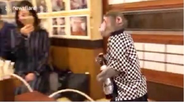 بالفيديو: مقهى ياباني يوظف القرود لخدمة الزبائن